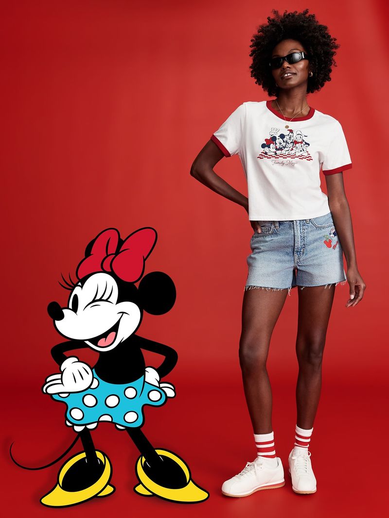 Playera-manga-corta-con-cuello-redondo-y-grafico-de-Old-Navy-x-Disney-para-mujer-Old-Navy-749097-000